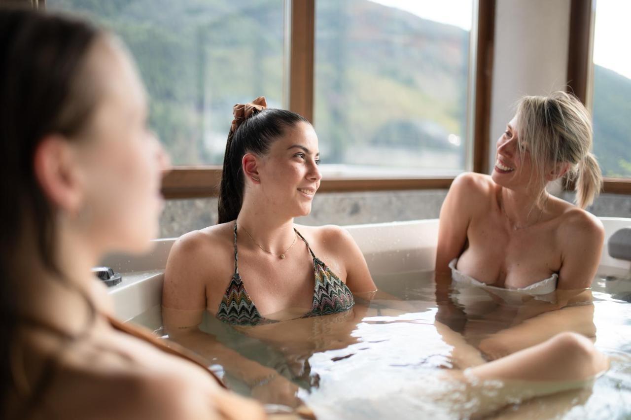 Hotel Vezza Alpine Lodge & Spa Vezza dʼOglio エクステリア 写真